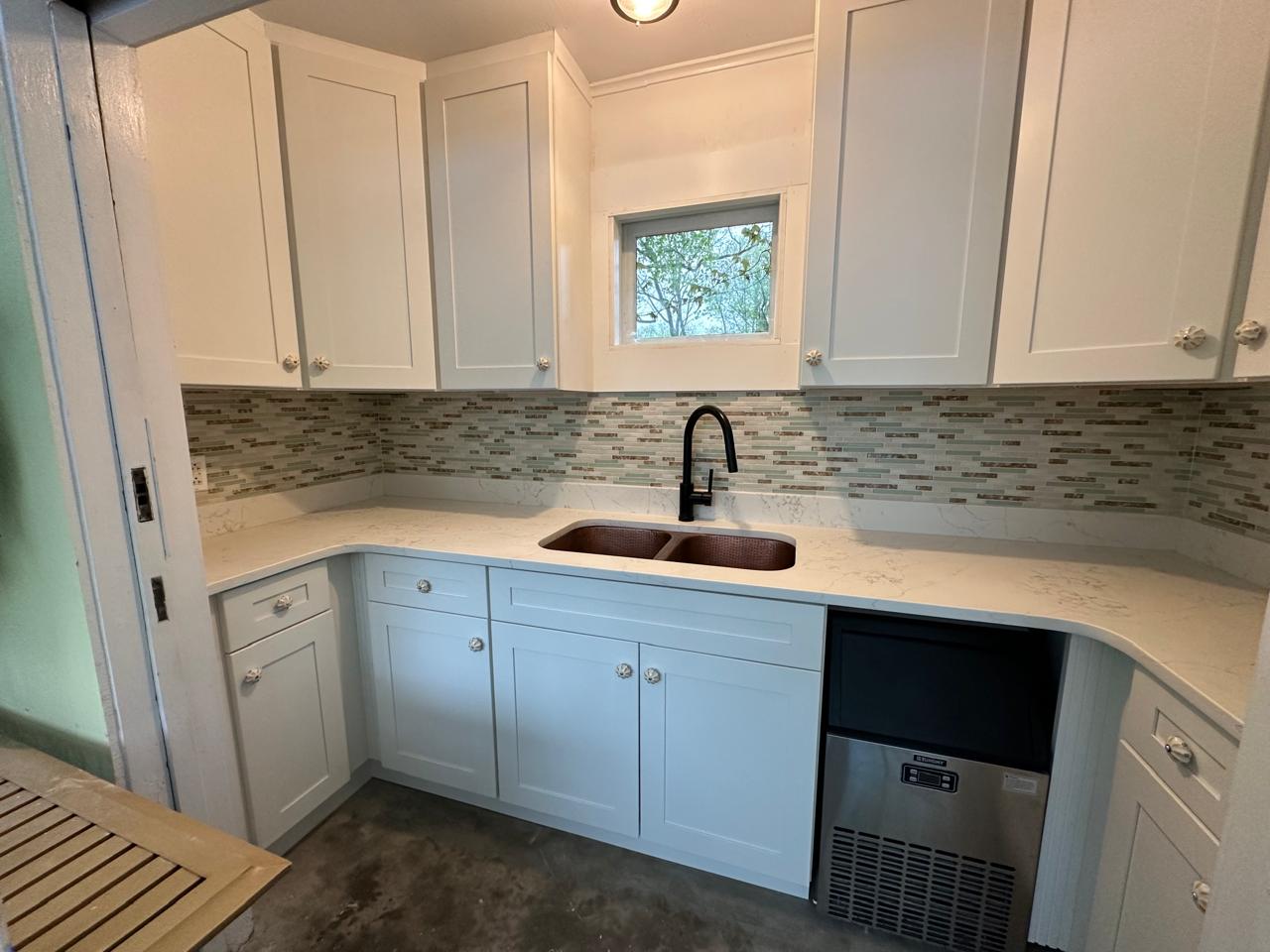 Kitchenette - Image 12